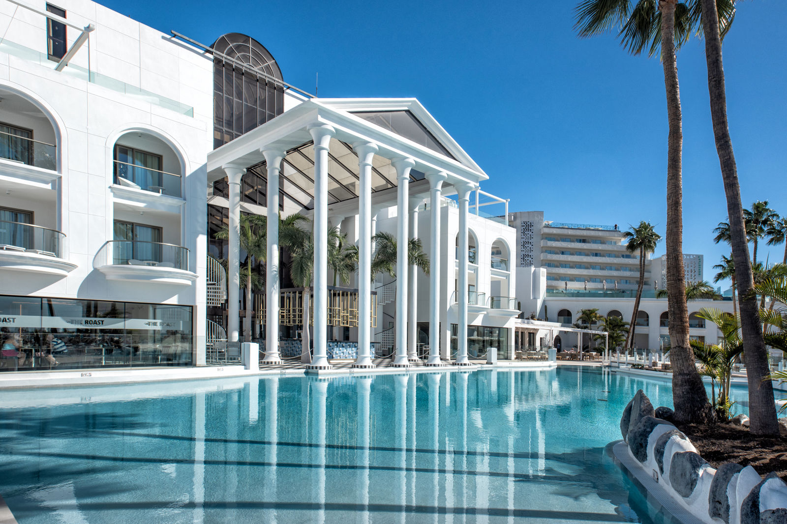 Griekse stijl hotel met luxe zwembad